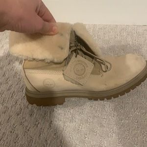 Light tan fur lined timberland boots, size 7.5